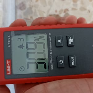 מד לחות דיגיטלי מוצג על קיר עם תוצאה 79%