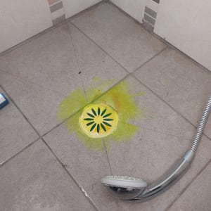 ניקוז מקלחת עם צבע זורם ובדיקת נזילות