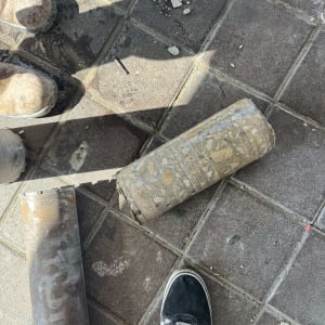 גליל בטון שנשלף בקידוח יהלום לצד כוס קידוח על הרצפה