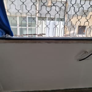 קיר עם חוטי חשמל חשופים ושקעי חשמל