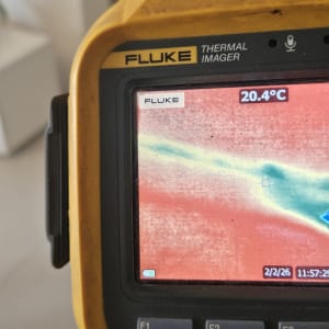 מד חום תרמי מציג טמפרטורה של 20.4 מעלות צלזיוס