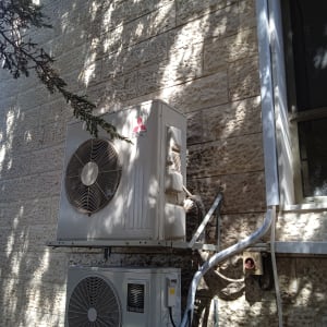 יחידות מיזוג אוויר מותקנות על קיר חיצוני