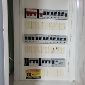 לוח חשמל עם מפסקים ומתגים שונים