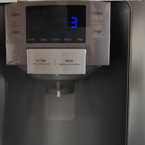 מקרר עם תצוגת מים וקרח