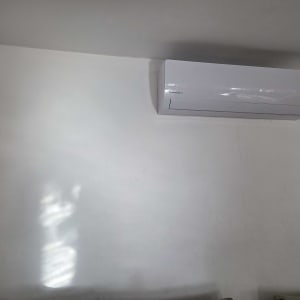מזגן מותקן על קיר לבן בחדר