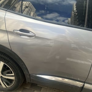 דלת רכב עם שריטות קלות על הצבע