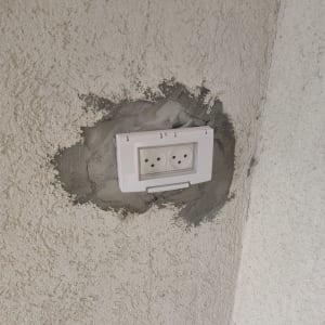 שקע חשמלי מותקן בקיר