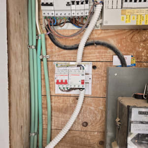 לוח חשמל עם חוטים ומפסקים