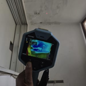 מכשיר תרמי בודק נזילות בתקרה