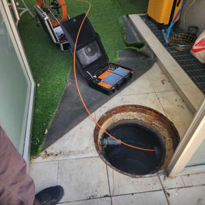 ציוד איתור נזילות עם מצלמה וצינור כתום