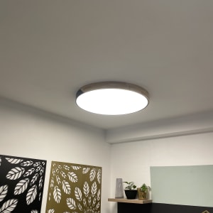 מנורת תקרה עגולה מוארת בחדר מעוצב