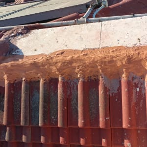 תיקון גג עם חומר איטום על רעפים