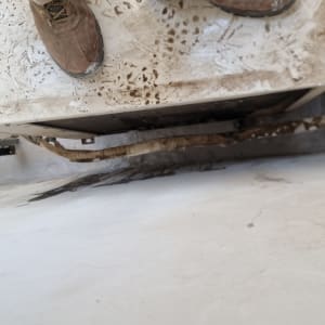 נעליים על משטח מלוכלך עם צינור מתחת