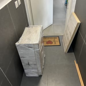 שידה עטופה בניילון נצמד המוכנה להובלה