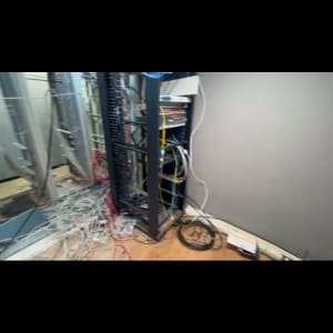 ארון תקשורת עם כבלים מסודרים ומפוזרים על הרצפה