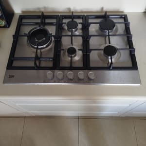 כיריים גז עם חמישה מבערים וכפתורי שליטה