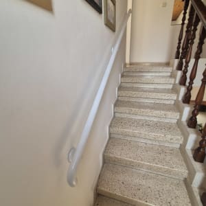 תמונות ממוסגרות על קיר ליד מדרגות