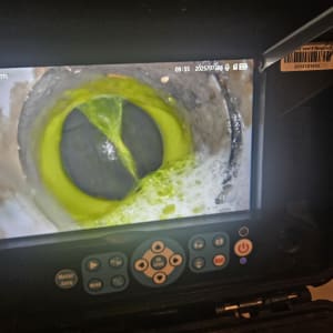 מסך מראה צינור עם נוזל ירוק, קשור לזיהוי נזילות