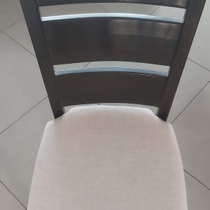 כיסא עם ריפוד בהיר על רצפה אפורה