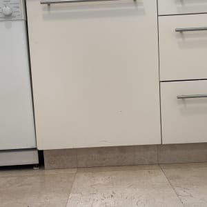 ארונות מטבח עם ידיות מתכת ורצפת שיש