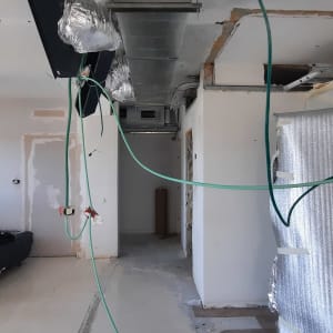 חוטים ירוקים תלויים, קירות חשופים, צינורות מיזוג