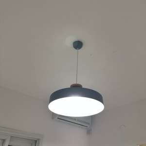 מנורה תלויה מהתקרה עם אור דולק