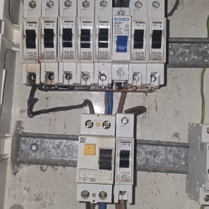 לוח חשמל עם מפסקים וחוטים