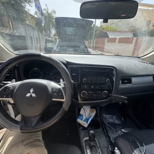 תא הנהג של רכב מיצובישי עם דגלי ישראל ברקע