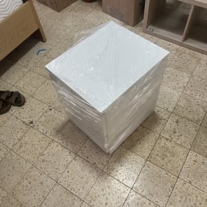 ארגזים וארון עטוף בניילון בחדר