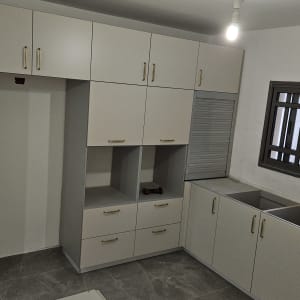 ארונות מטבח לבנים עם ידיות זהב