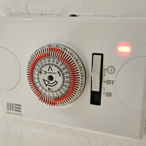 טיימר חשמלי עם מחוון אור אדום