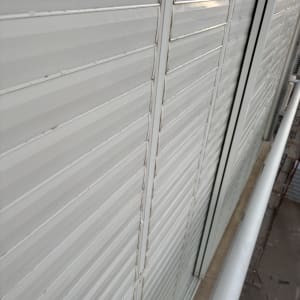 תריסים חיצוניים עם סימני לכלוך וניקוי