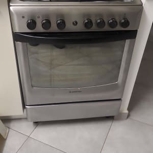 תנור גז עם סירים במטבח ביתי