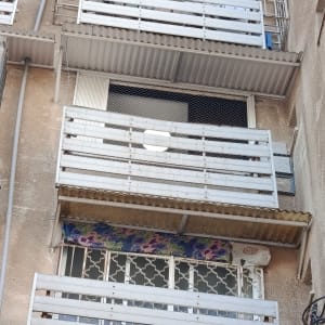 מרפסת עם רשתות למניעת כניסת יונים