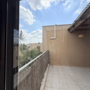 מרפסת עם ריצוף חיצוני ומעקה עץ