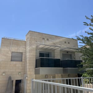 בניין עם מרפסות וגדר מתכת, ללא אלמנטים של מיזוג אוויר