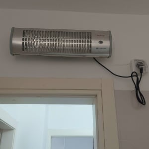 תנור חימום מותקן על קיר מעל דלת