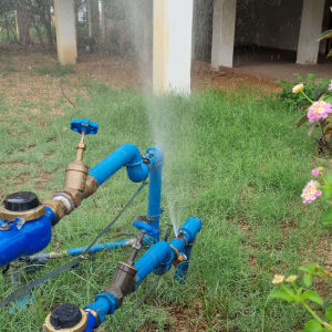 דליפת מים מצינור כחול עם ברזים