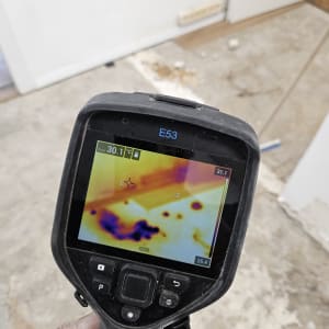 מצלמה תרמית מציגה אזורים חמים וקרים על מסך