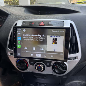 מערכת מולטימדיה ברכב עם מסך ותצוגת מוזיקה