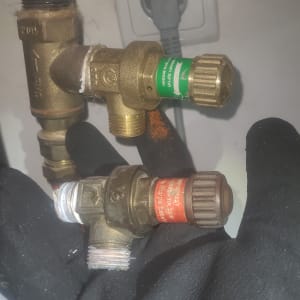 שסתומים עם תוויות צבעוניות על רקע קיר לבן