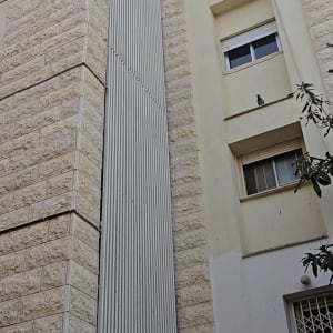 בניין עם רשת למניעת כניסת יונים