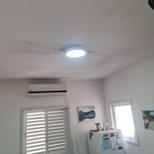 תאורה עגולה מותקנת בתקרה מוארת