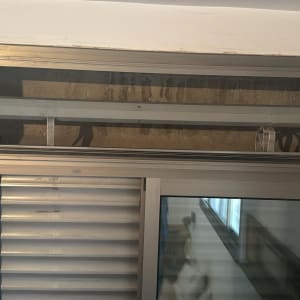 תריס מתכת עם מנגנון גלילה