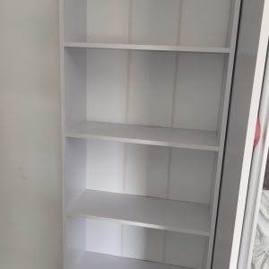 מדף לבן ריק עם חמישה תאים