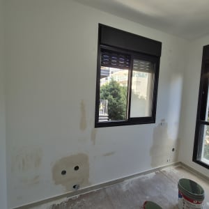 חדר עם קירות צבועים ותיקונים