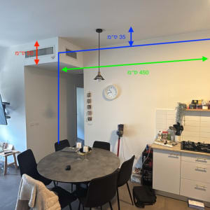 מדידות גובה ותקרה בחדר אוכל עם שולחן וכיסאות