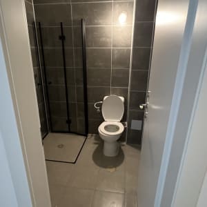 חדר אמבטיה עם שירותים ומקלחון