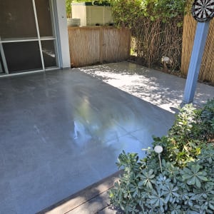 ריצוף חדש במרפסת עם צמחייה מסביב