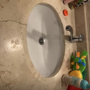 כיור משיש עם ברז וחפצים שונים